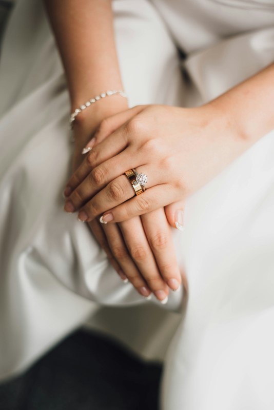 Anillo de compromiso y alianza de boda juntos en el mismo dedo